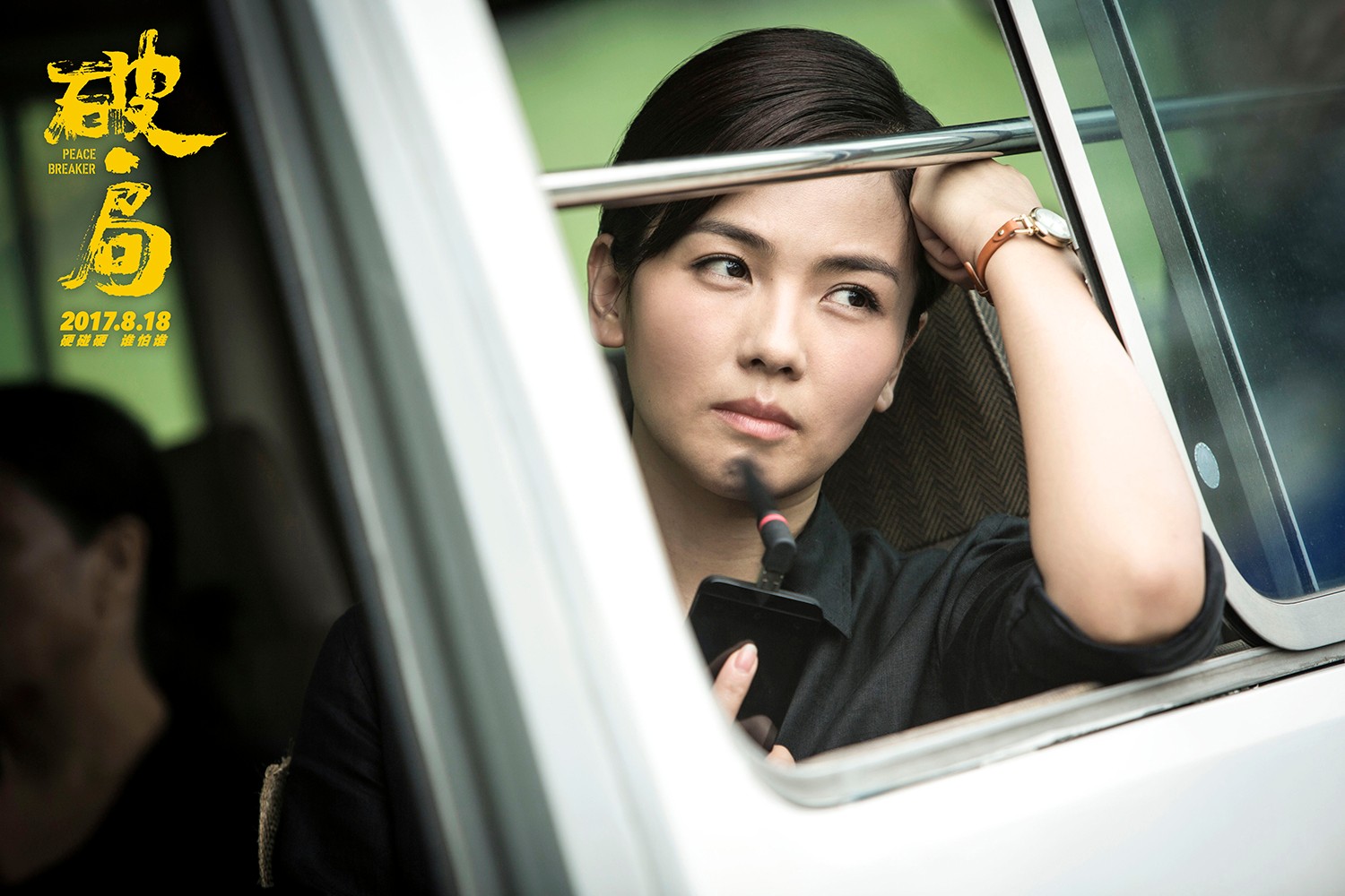 劉濤吹風(fēng)扇望著車窗外.jpg